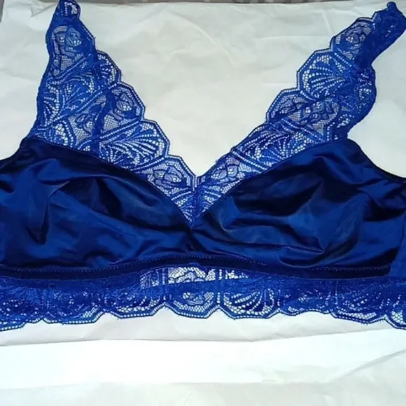 HANRO LUXURY MOMENTS LACE BRAS